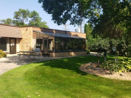 Lakeland apartments sunroom from the outside